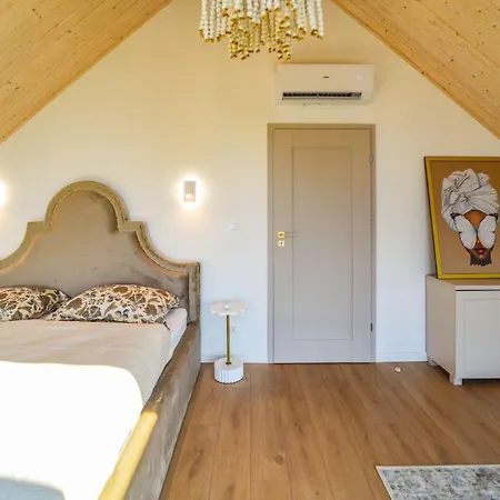 Velur Haus Villa *